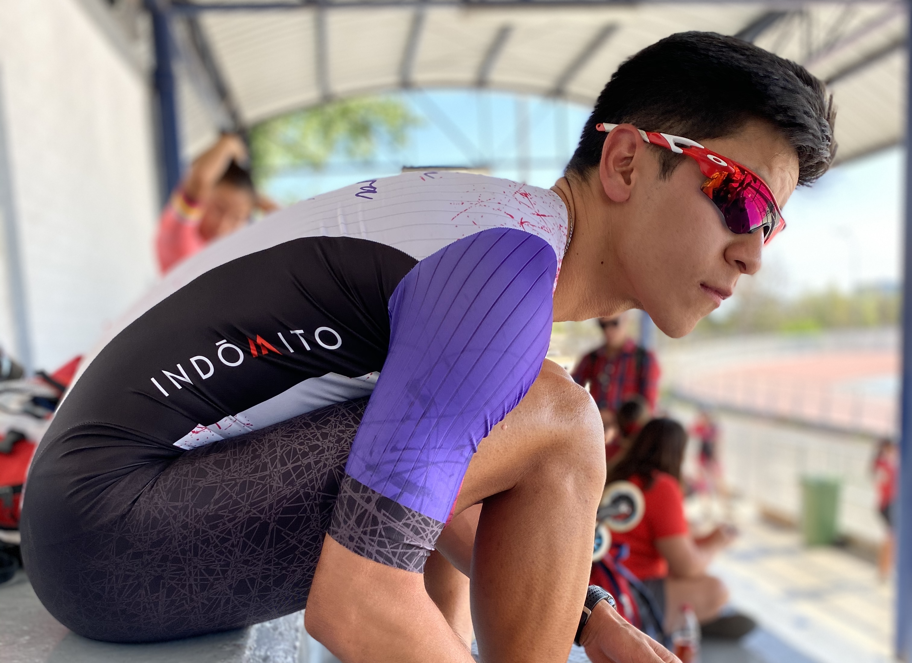 Atleta de patinaje con uniforme Indómito